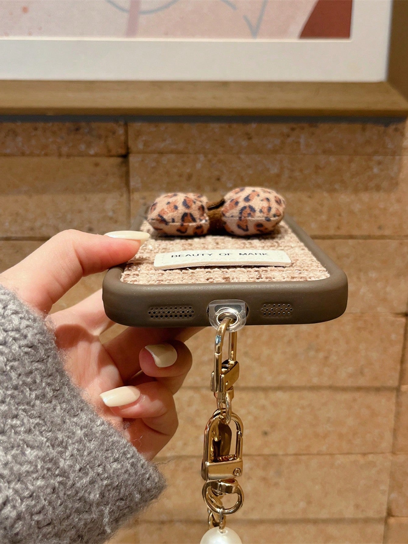 1pc Perforated Camera Lens Phone Case With 3D Leopard Print Bow Pattern + Brown Leather & Pearl Beaded Bracelet Phone Case Fit