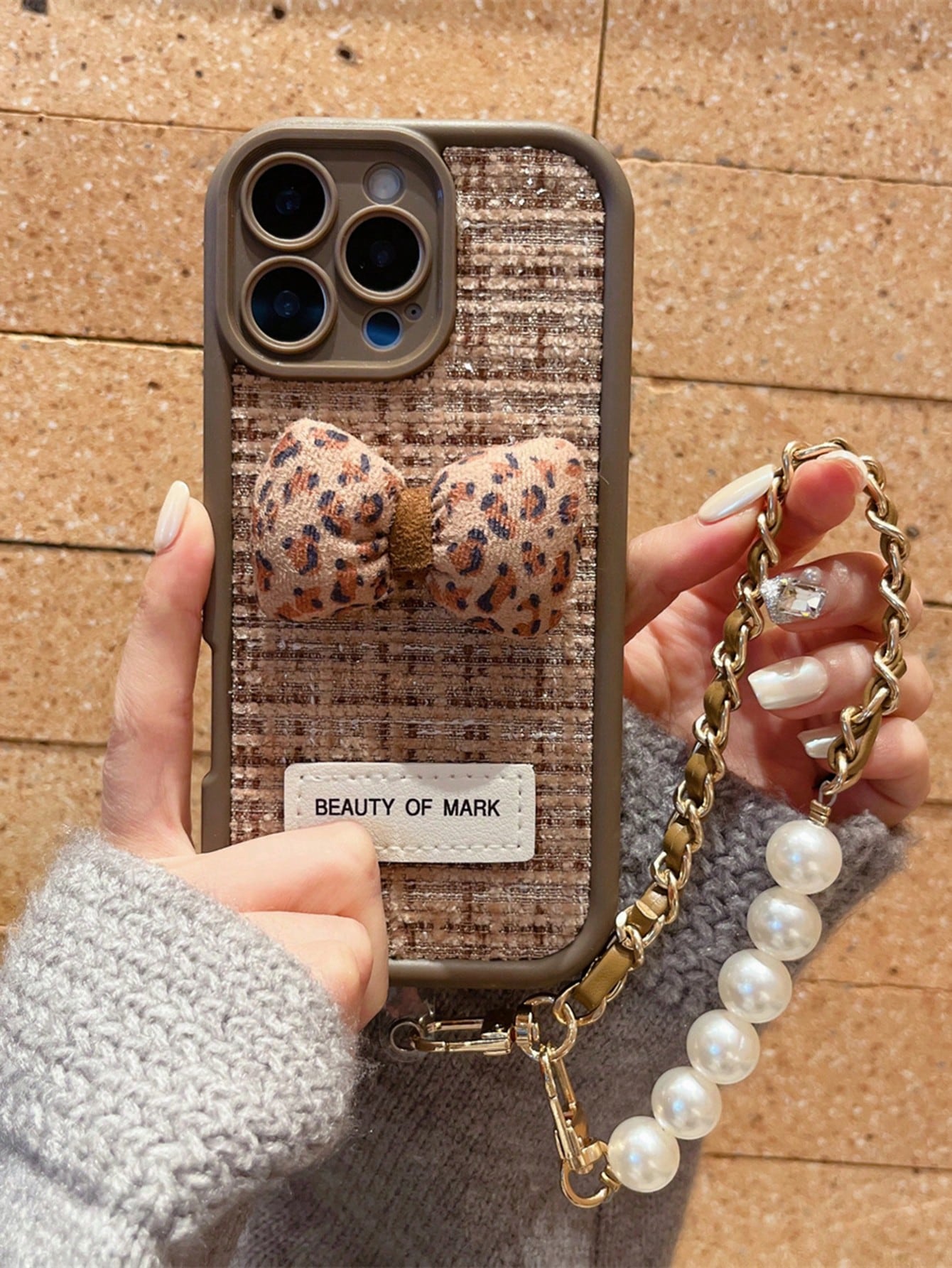 1pc Perforated Camera Lens Phone Case With 3D Leopard Print Bow Pattern + Brown Leather & Pearl Beaded Bracelet Phone Case Fit