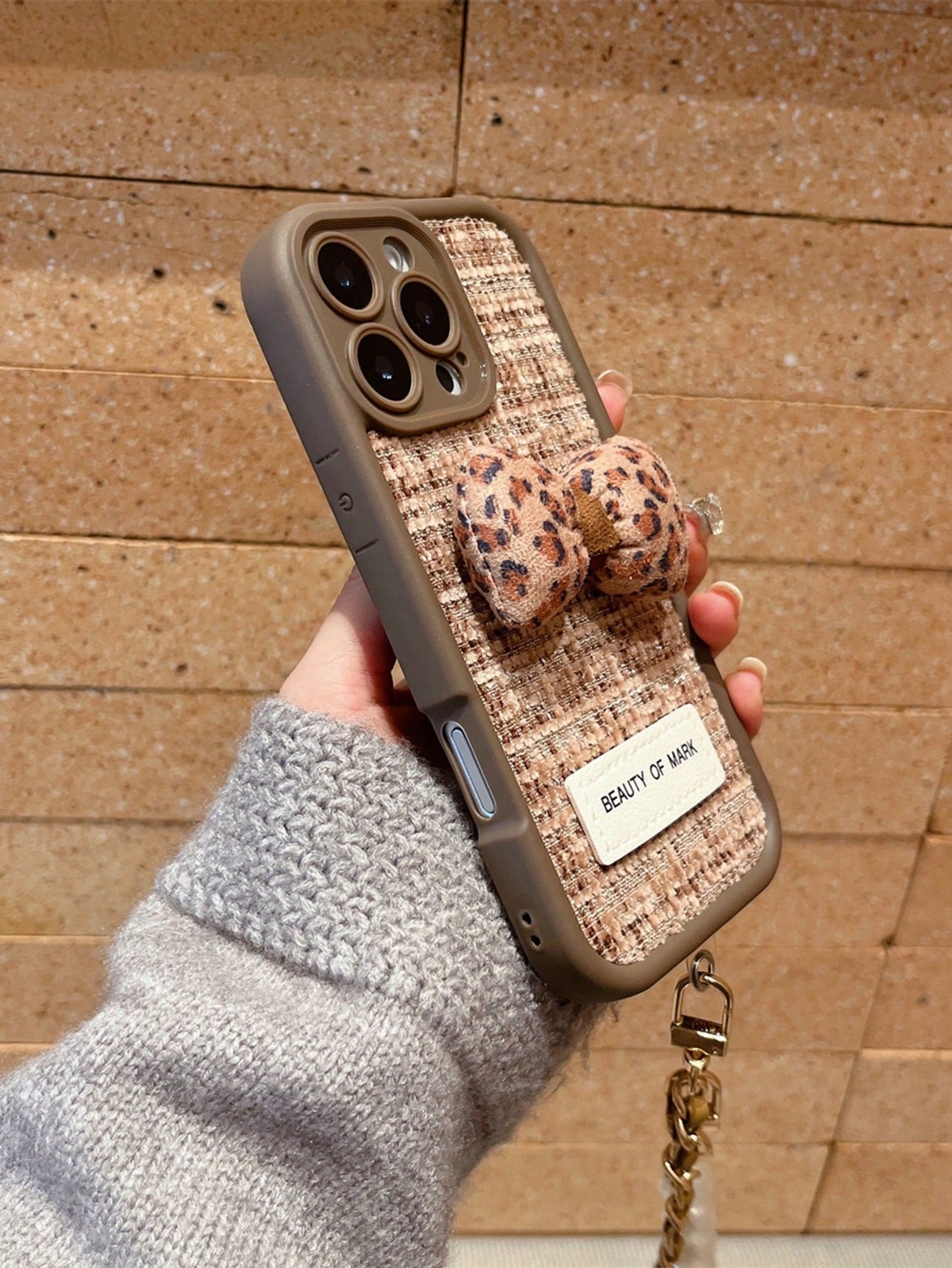 1pc Perforated Camera Lens Phone Case With 3D Leopard Print Bow Pattern + Brown Leather & Pearl Beaded Bracelet Phone Case Fit